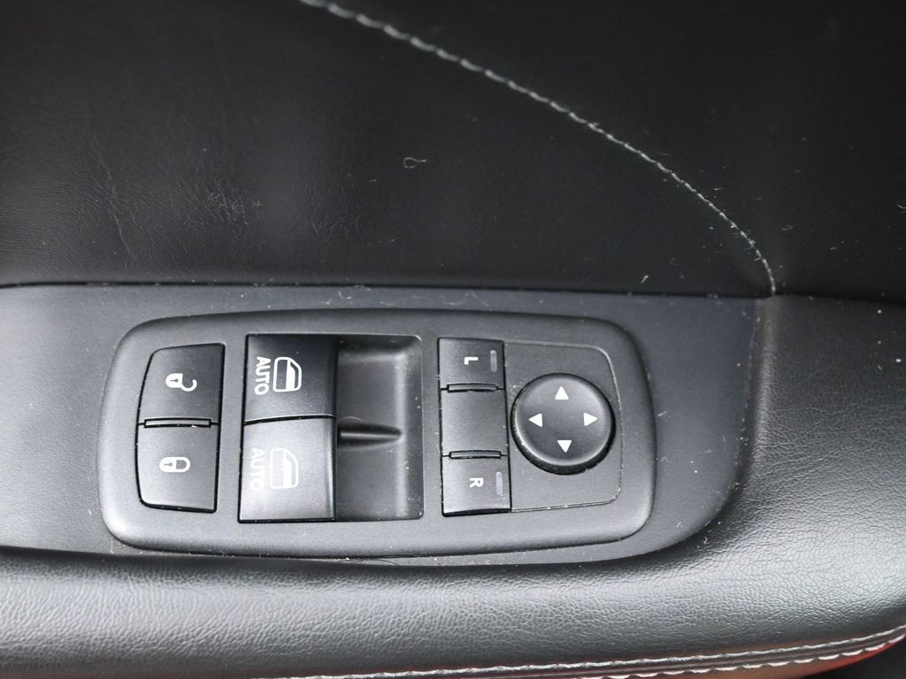 Dodge Challenger Vehicle Full-screen Gallery Image 19