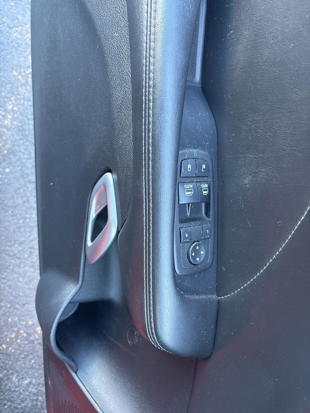 Dodge Challenger Vehicle Full-screen Gallery Image 9