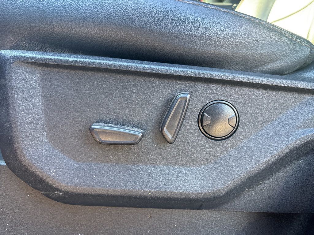 Ford Super Duty F-250 SRW Vehicle Full-screen Gallery Image 2