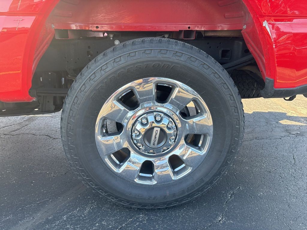 Ford Super Duty F-250 SRW Vehicle Full-screen Gallery Image 4