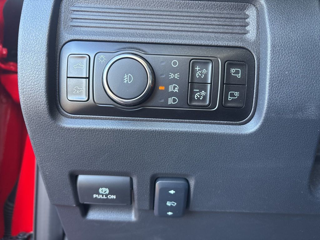 Ford Super Duty F-250 SRW Vehicle Full-screen Gallery Image 9