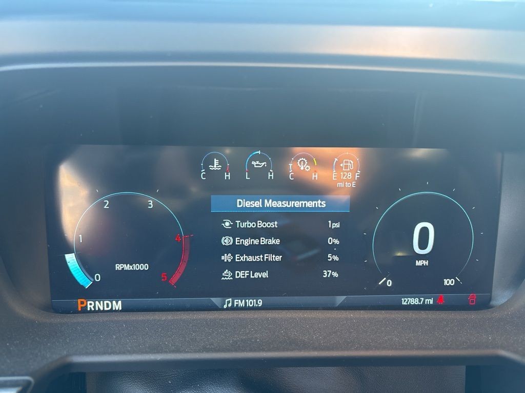 Ford Super Duty F-250 SRW Vehicle Full-screen Gallery Image 10