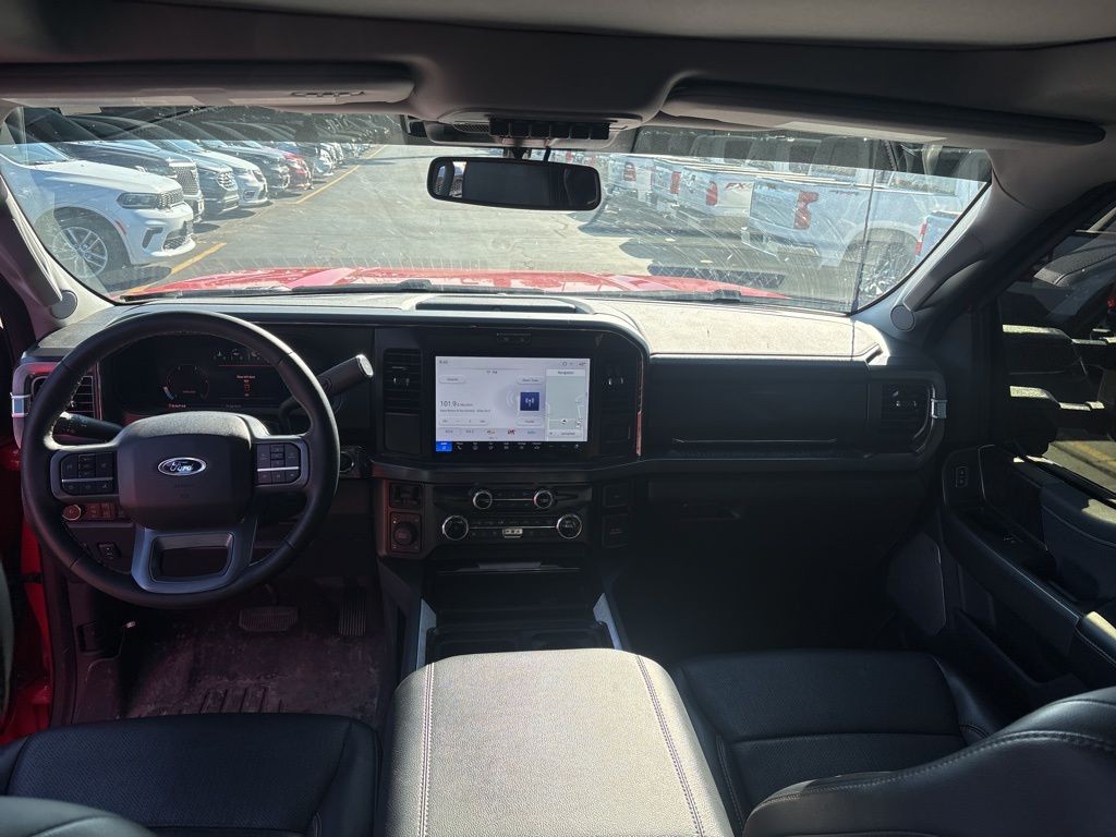 Ford Super Duty F-250 SRW Vehicle Full-screen Gallery Image 15