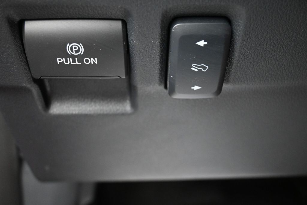 Ford Super Duty F-250 SRW Vehicle Full-screen Gallery Image 23