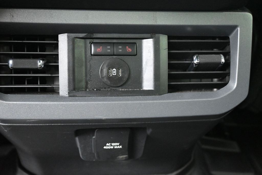 Ford Super Duty F-250 SRW Vehicle Full-screen Gallery Image 26