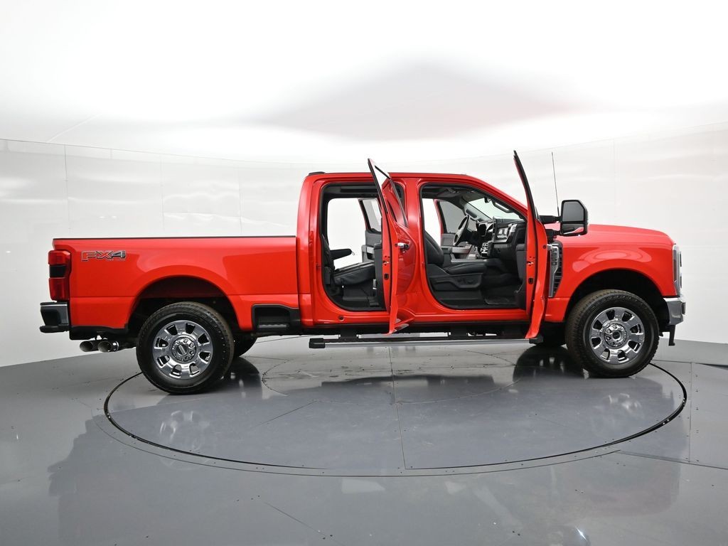 Ford Super Duty F-250 SRW Vehicle Full-screen Gallery Image 37