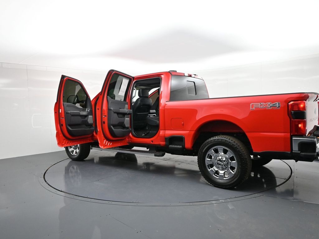 Ford Super Duty F-250 SRW Vehicle Full-screen Gallery Image 38