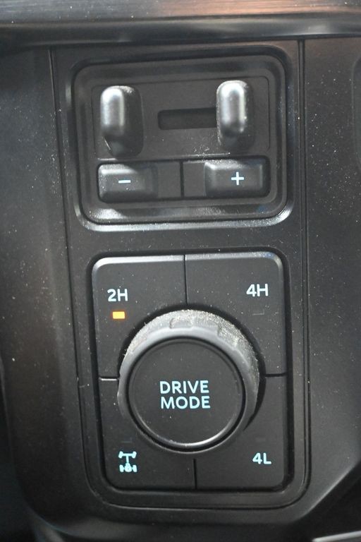 Ford Super Duty F-250 SRW Vehicle Full-screen Gallery Image 18