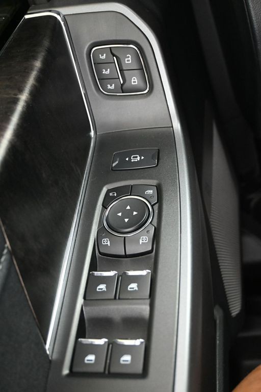 Ford Super Duty F-250 SRW Vehicle Full-screen Gallery Image 24