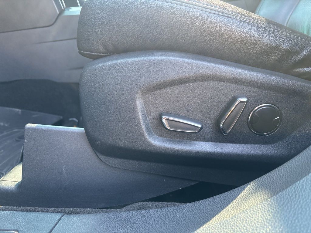 Ford Explorer Vehicle Full-screen Gallery Image 2