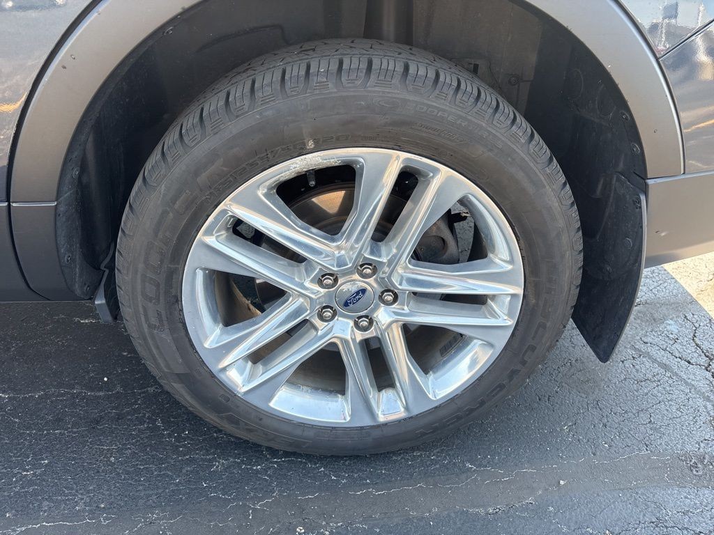 Ford Explorer Vehicle Full-screen Gallery Image 4