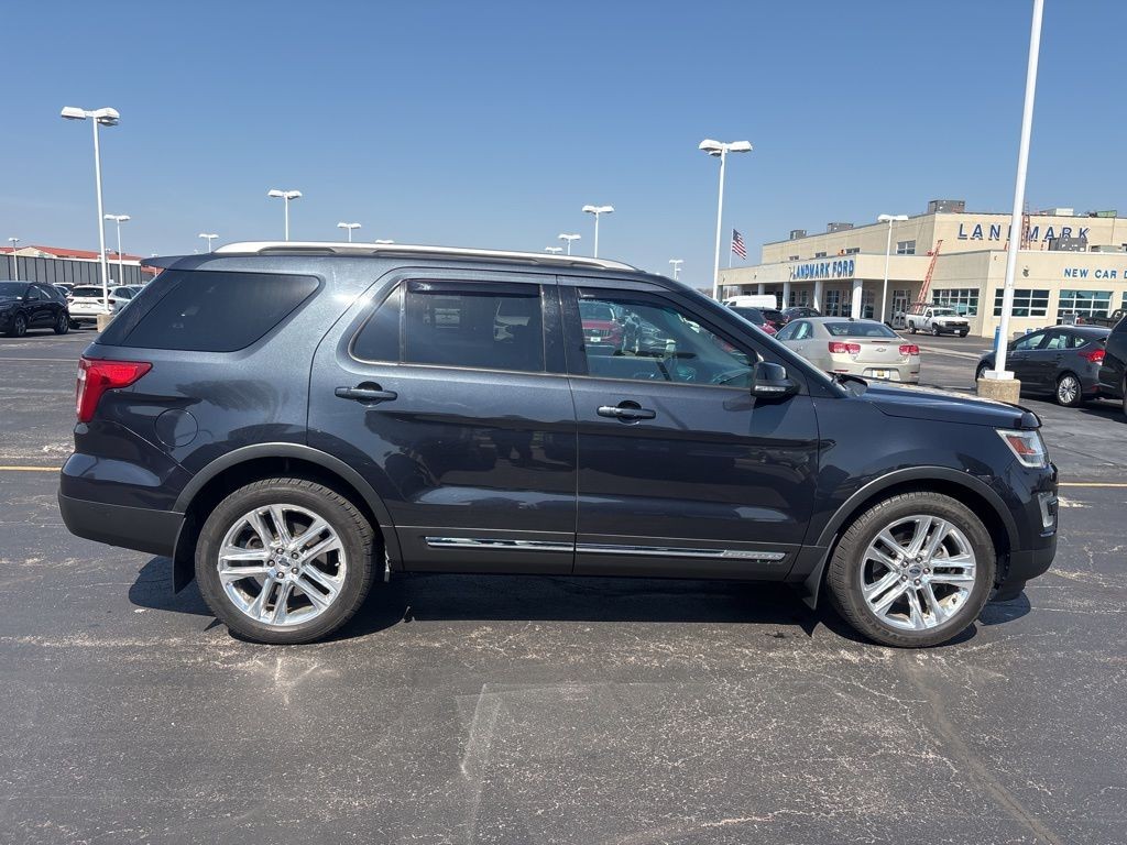 Ford Explorer Vehicle Full-screen Gallery Image 7