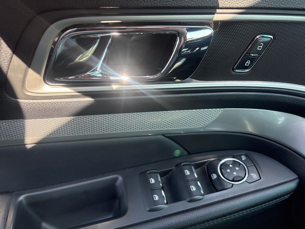 Ford Explorer Vehicle Full-screen Gallery Image 9