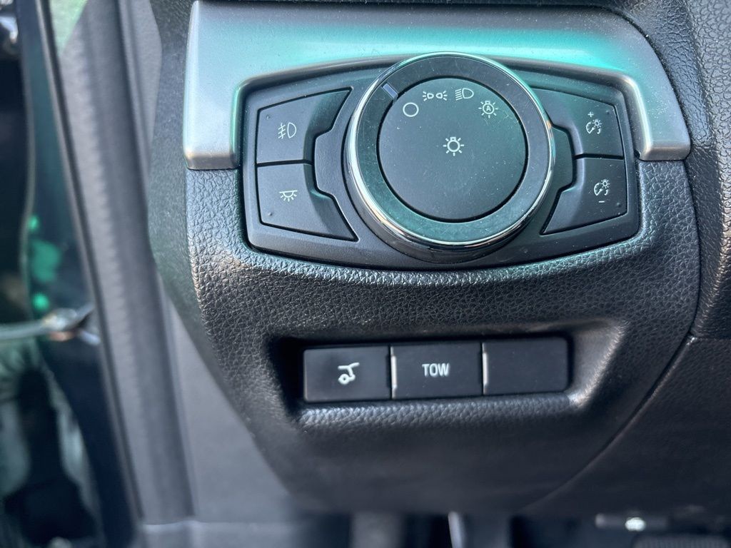 Ford Explorer Vehicle Full-screen Gallery Image 10