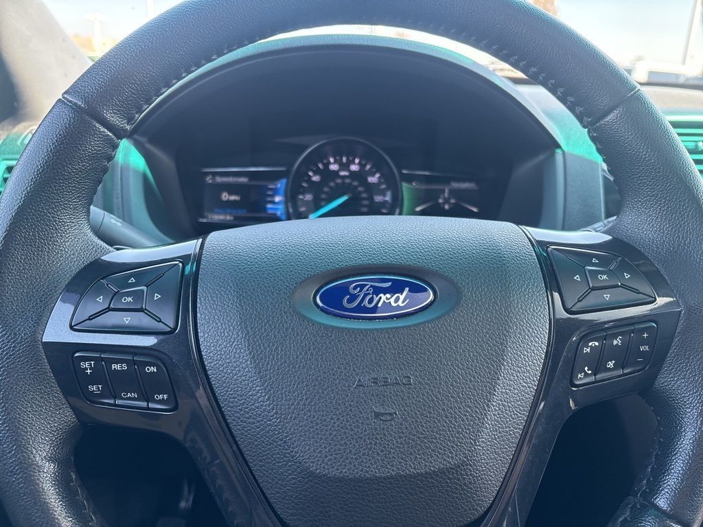 Ford Explorer Vehicle Full-screen Gallery Image 12