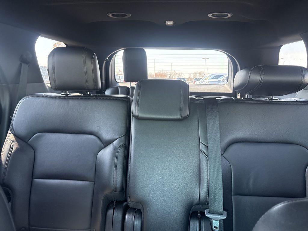 Ford Explorer Vehicle Full-screen Gallery Image 15