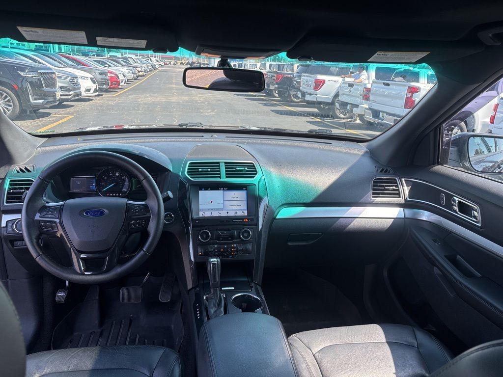 Ford Explorer Vehicle Full-screen Gallery Image 16