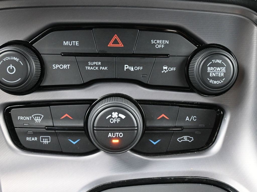 Dodge Challenger Vehicle Full-screen Gallery Image 13