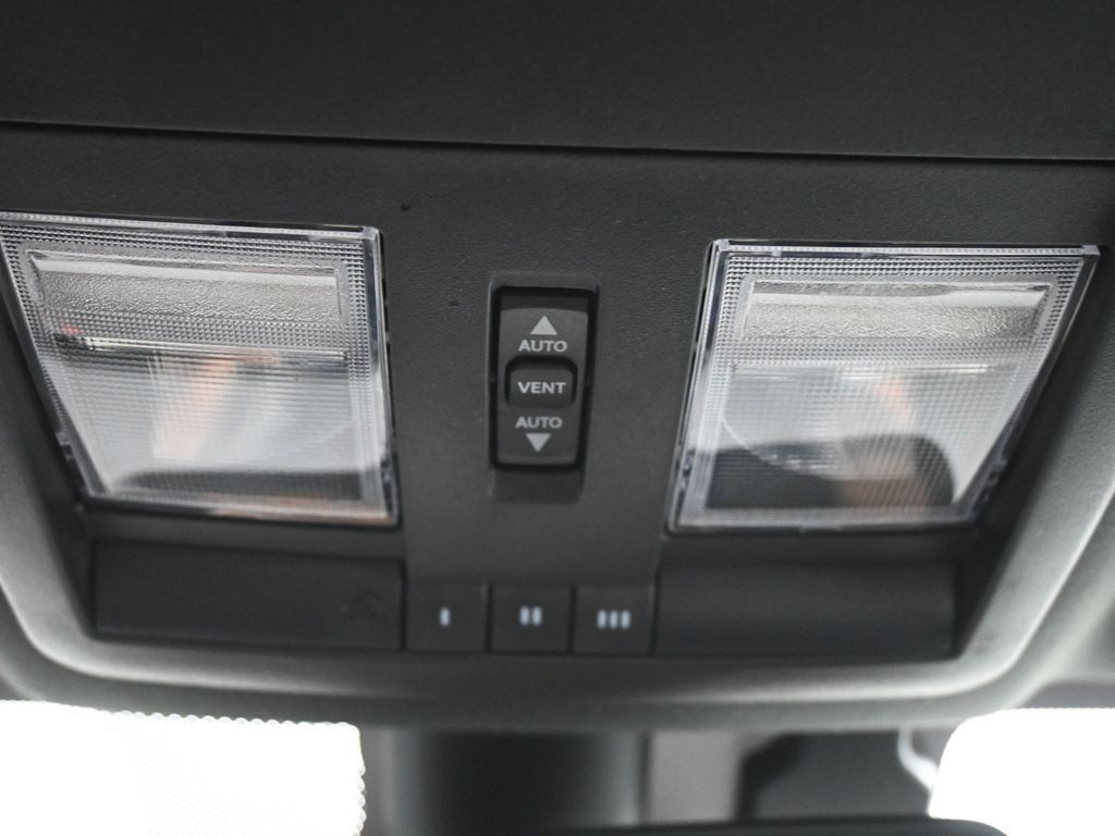 Dodge Challenger Vehicle Full-screen Gallery Image 15