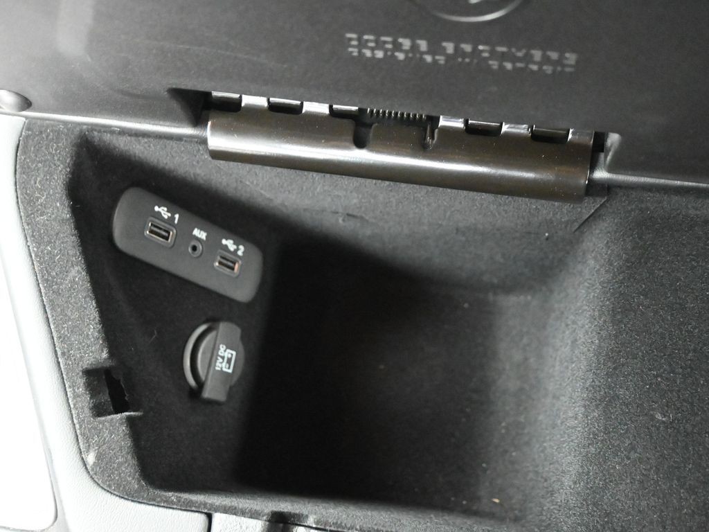 Dodge Challenger Vehicle Full-screen Gallery Image 17