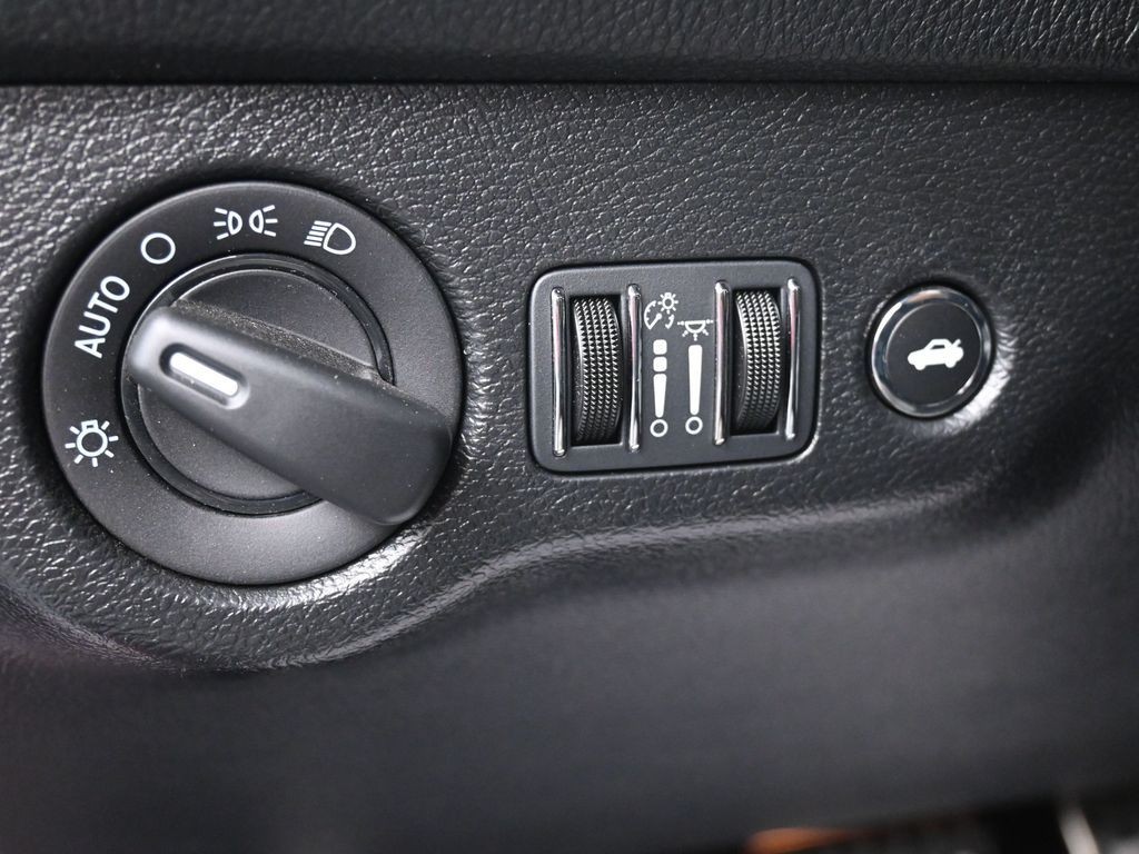 Dodge Challenger Vehicle Full-screen Gallery Image 18