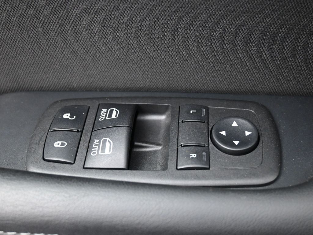 Dodge Challenger Vehicle Full-screen Gallery Image 19