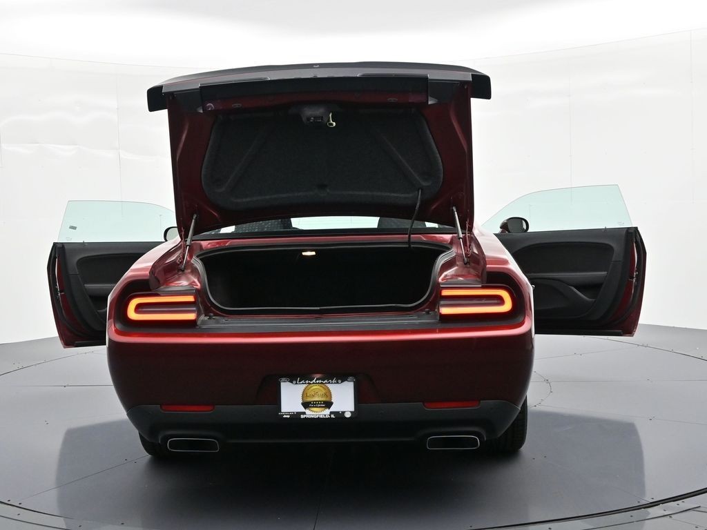 Dodge Challenger Vehicle Full-screen Gallery Image 32