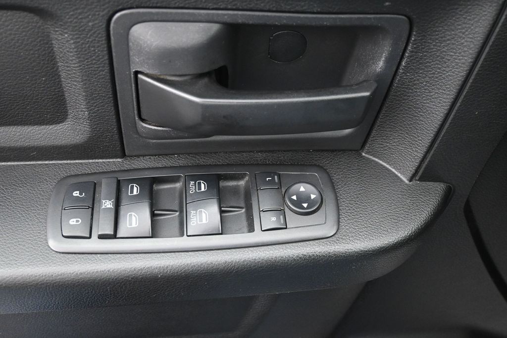Ram 1500 Classic Vehicle Full-screen Gallery Image 18
