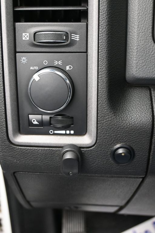 Ram 1500 Classic Vehicle Full-screen Gallery Image 17