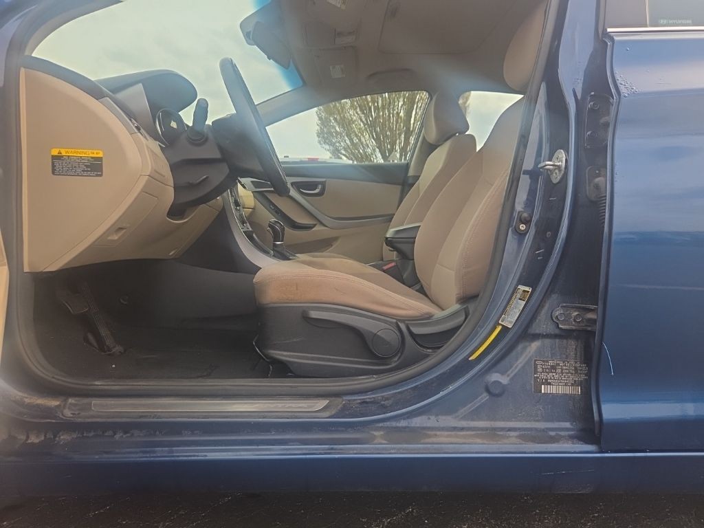 Hyundai Elantra Vehicle Full-screen Gallery Image 2