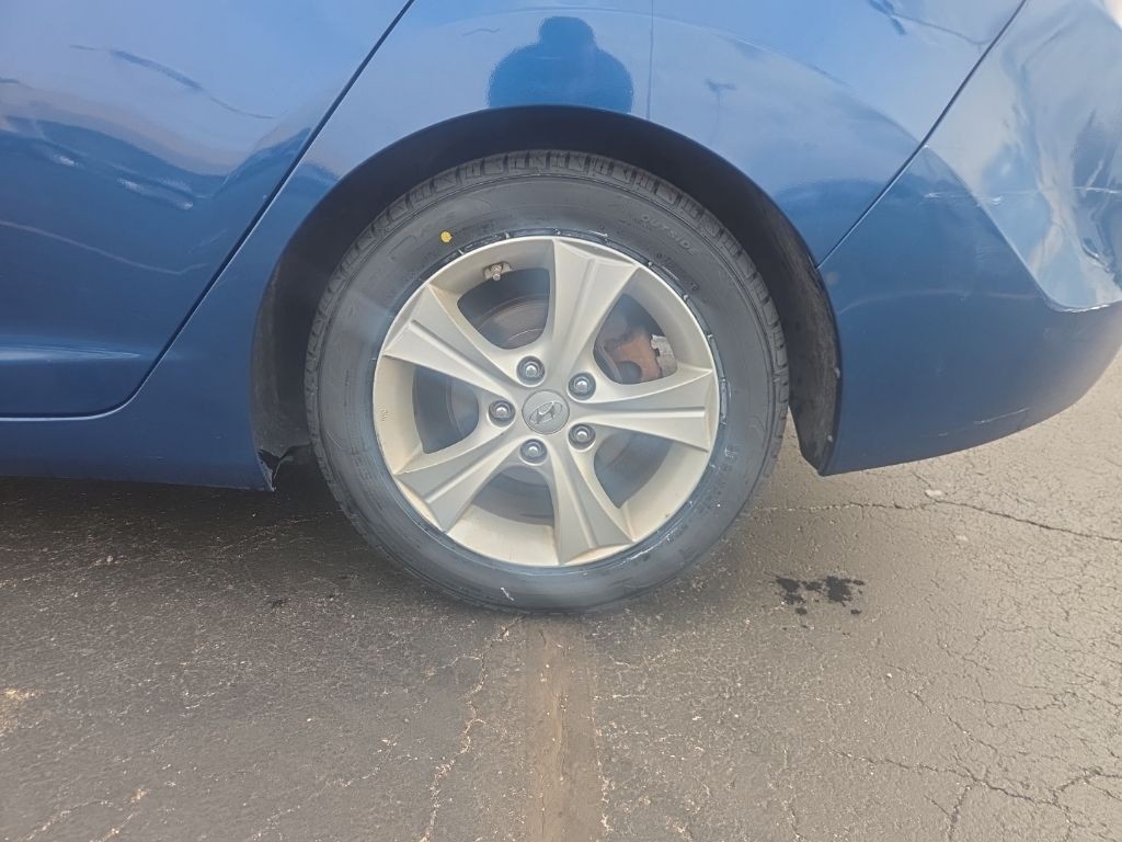 Hyundai Elantra Vehicle Full-screen Gallery Image 4