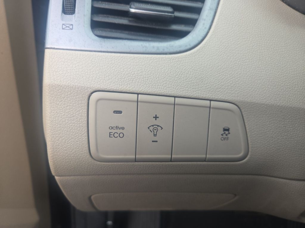 Hyundai Elantra Vehicle Full-screen Gallery Image 10