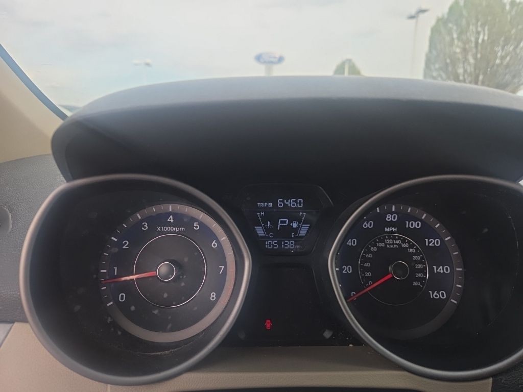 Hyundai Elantra Vehicle Full-screen Gallery Image 11