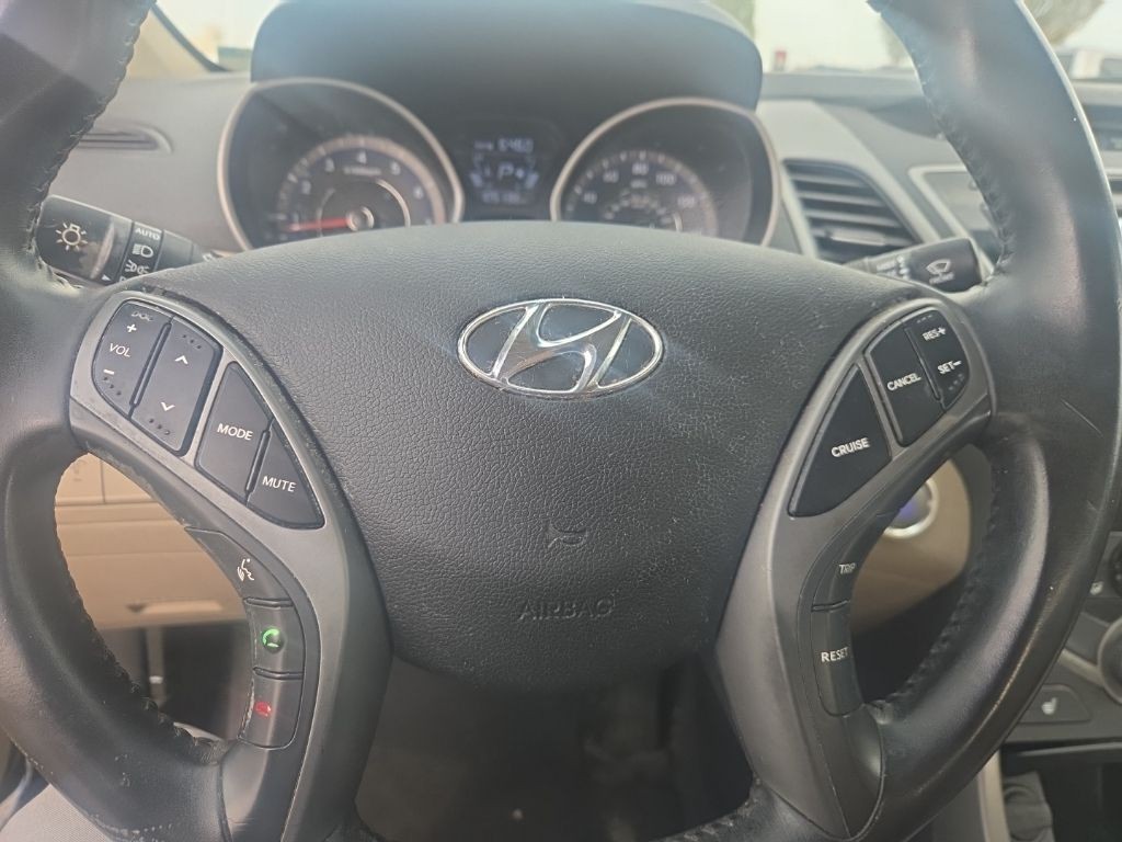 Hyundai Elantra Vehicle Full-screen Gallery Image 12