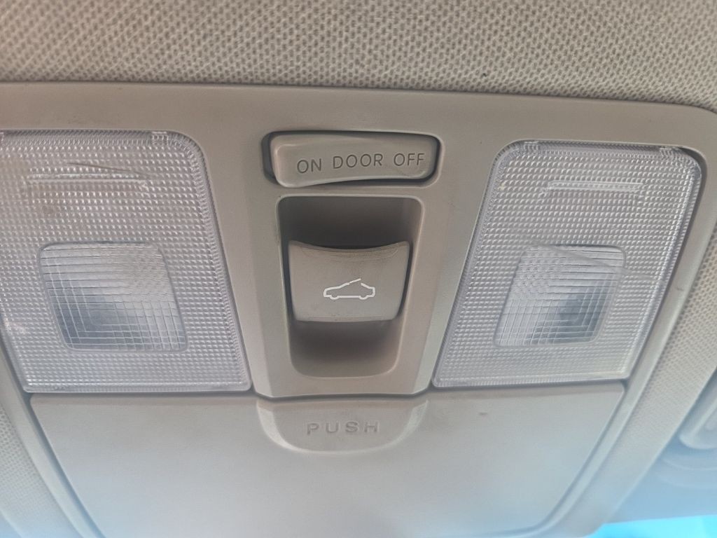 Hyundai Elantra Vehicle Full-screen Gallery Image 15