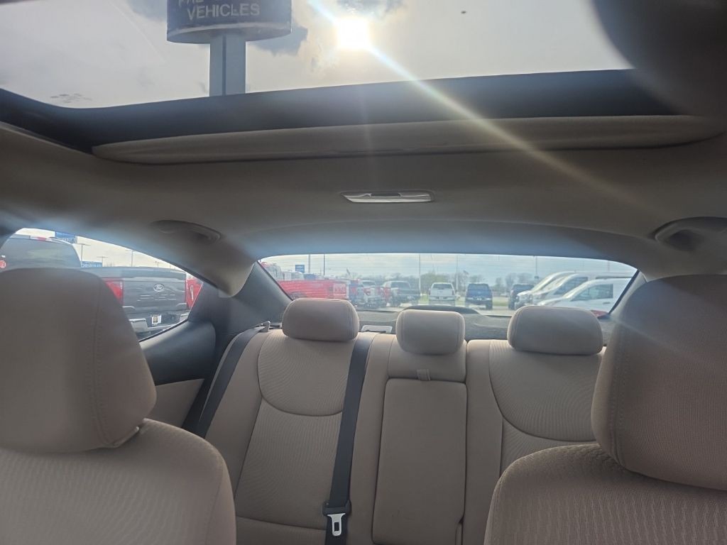 Hyundai Elantra Vehicle Full-screen Gallery Image 16