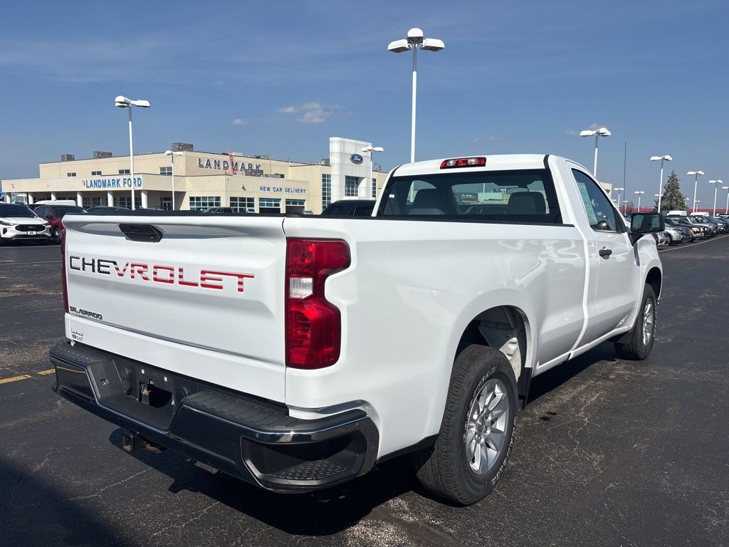 Chevrolet Silverado 1500 Vehicle Full-screen Gallery Image 5