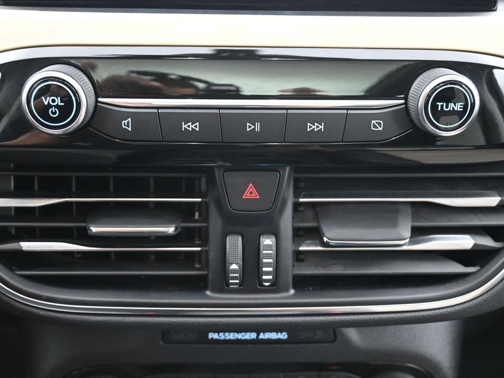 Ford Escape Vehicle Full-screen Gallery Image 13