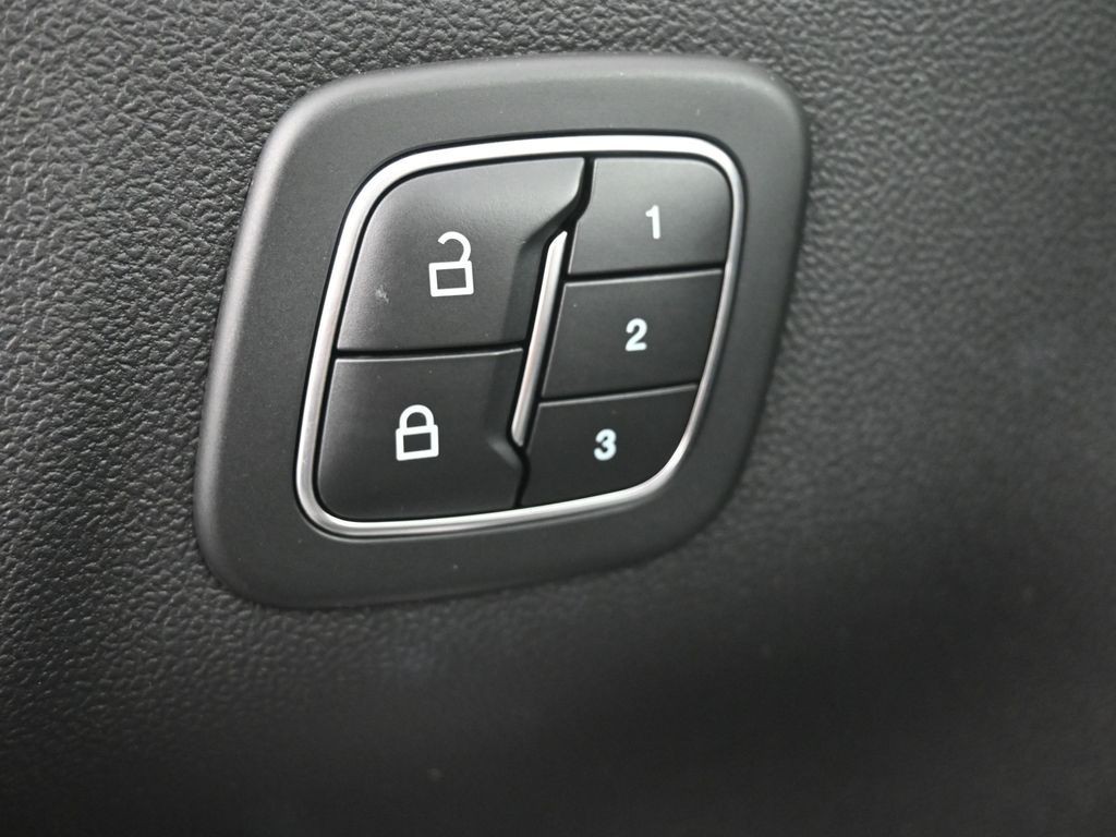 Ford Escape Vehicle Full-screen Gallery Image 20