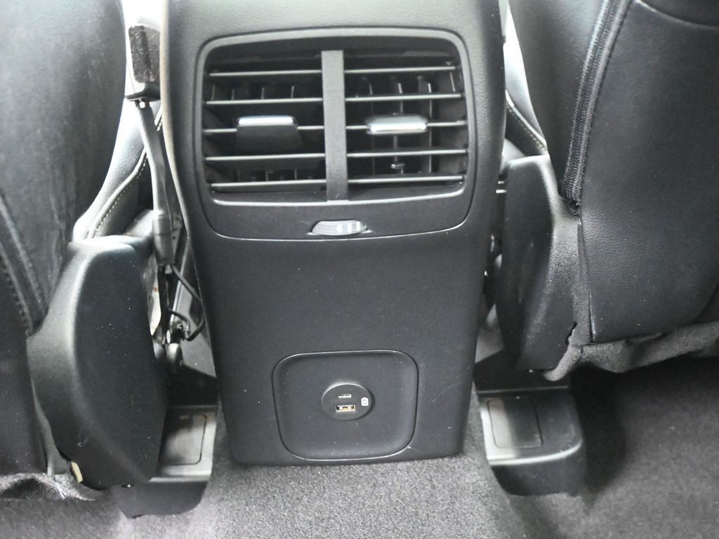 Ford Escape Vehicle Full-screen Gallery Image 23