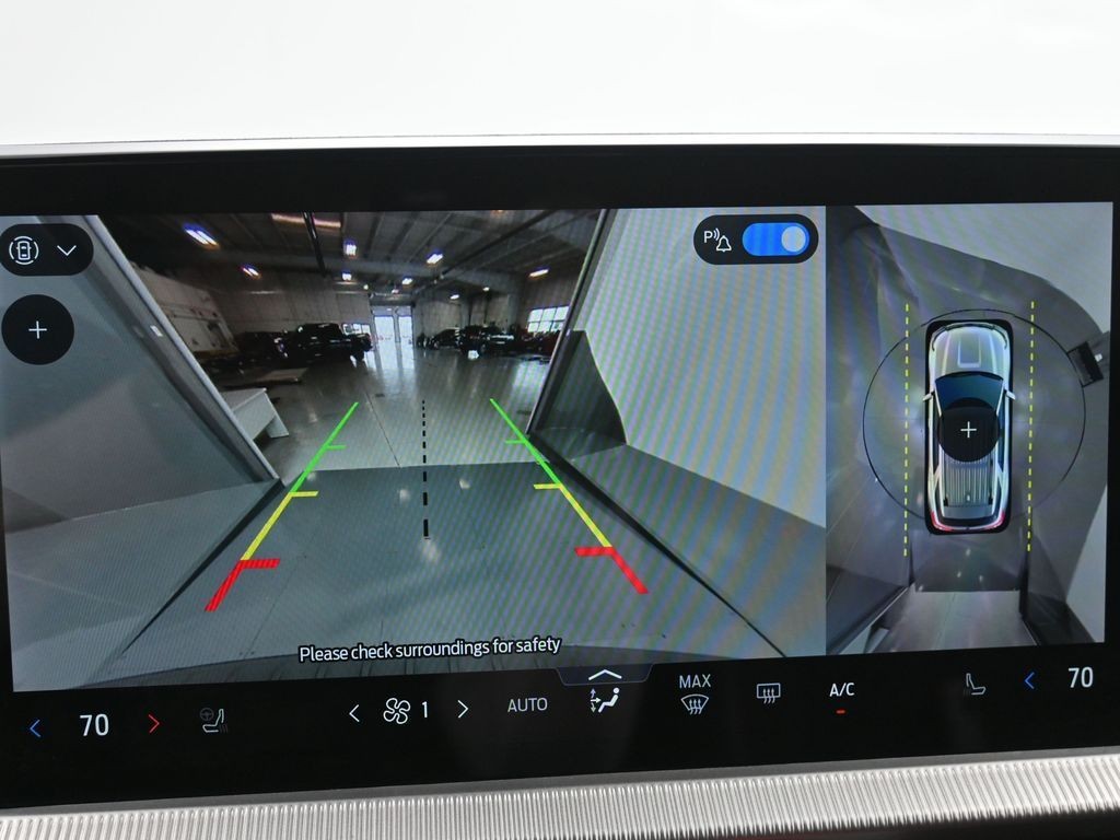 Ford Explorer Vehicle Full-screen Gallery Image 12