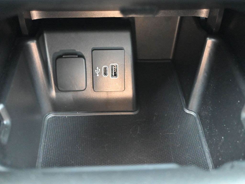 Ford Explorer Vehicle Full-screen Gallery Image 14