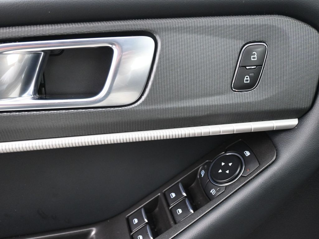 Ford Explorer Vehicle Full-screen Gallery Image 18