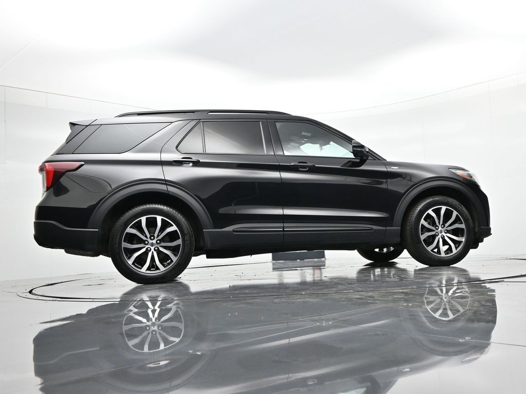 Ford Explorer Vehicle Full-screen Gallery Image 28