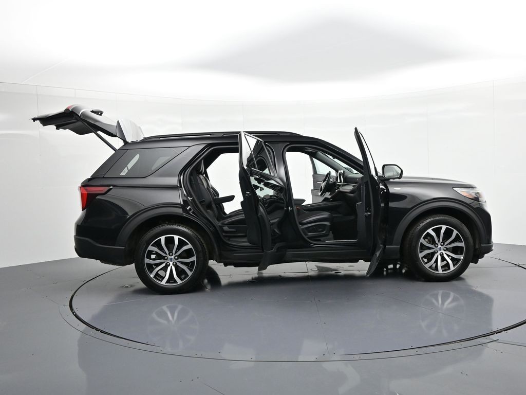 Ford Explorer Vehicle Full-screen Gallery Image 29