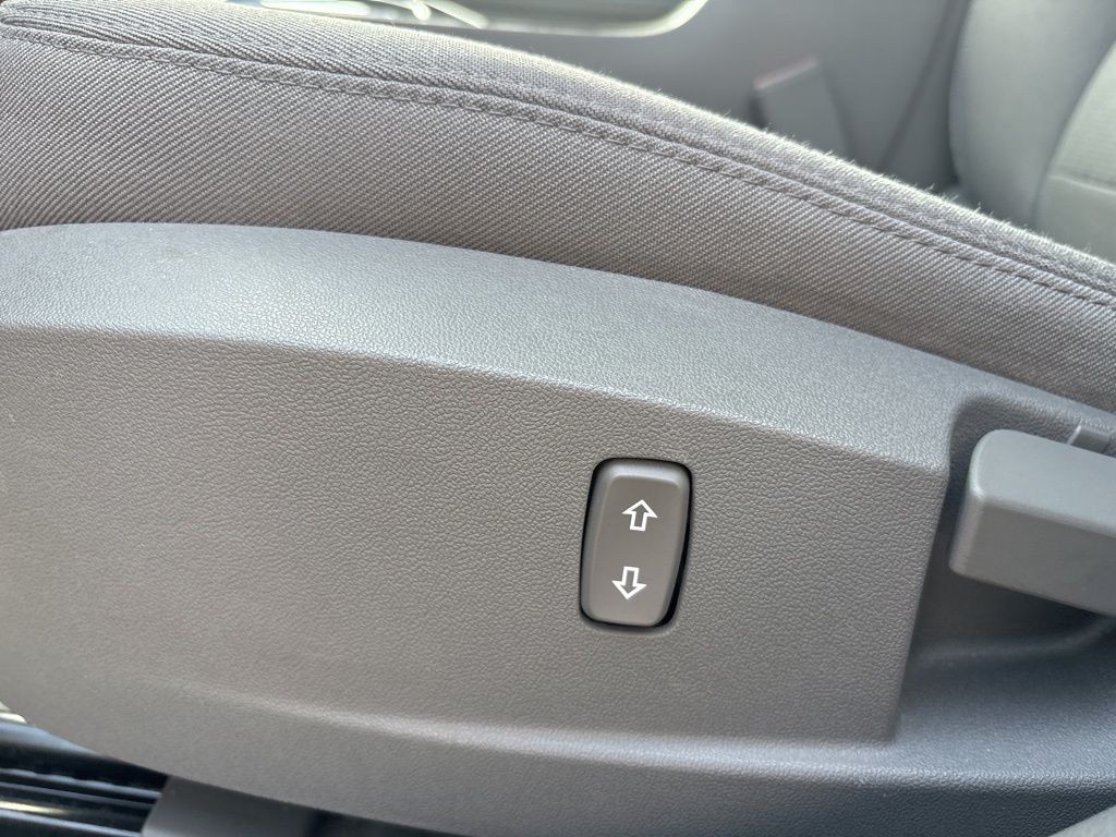 Chevrolet Malibu Vehicle Full-screen Gallery Image 2