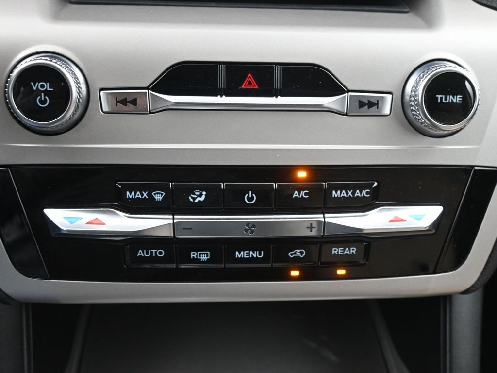 Ford Explorer Vehicle Full-screen Gallery Image 13