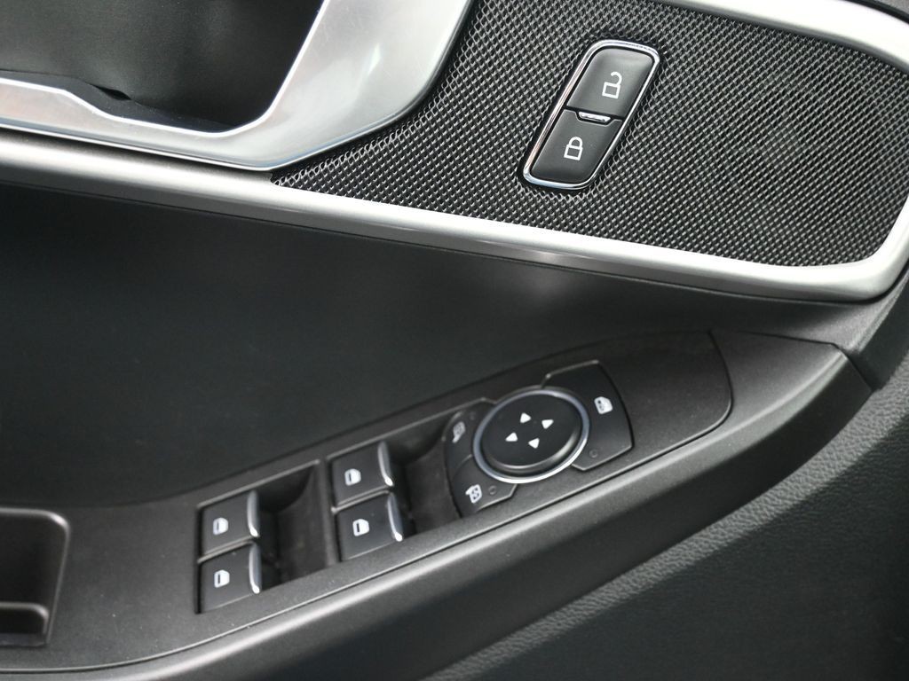 Ford Explorer Vehicle Full-screen Gallery Image 21