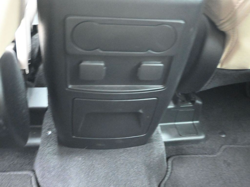 Ford Explorer Vehicle Full-screen Gallery Image 22