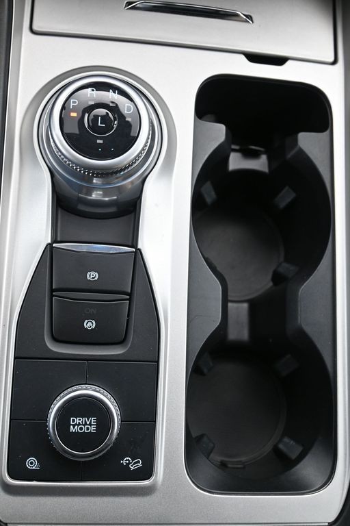 Ford Explorer Vehicle Full-screen Gallery Image 15